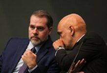 Alexandre de Moraes fala ao ouvido de Dias Toffoli