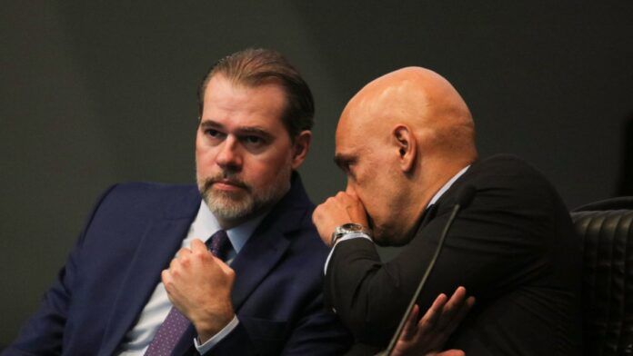 Alexandre de Moraes fala ao ouvido de Dias Toffoli