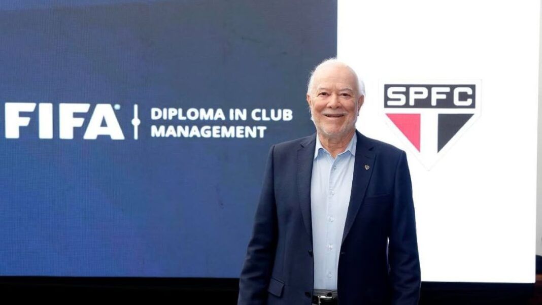 O presidente do São Paulo, Harry Massis, posa par foto diante de painel da Fifa
