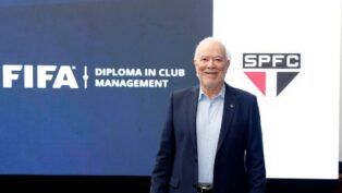 O presidente do São Paulo, Harry Massis, posa par foto diante de painel da Fifa