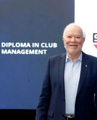O presidente do São Paulo, Harry Massis, posa par foto diante de painel da Fifa