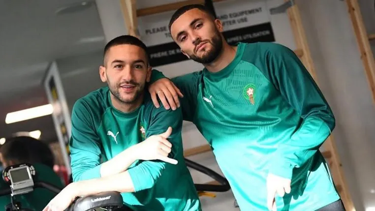 Zakaria Labyad (à dir.) com seu companheiro de seleção maroquina Hakim Ziyech