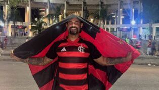 O ex-goleiro Bruno em frente ao Maracanã com a camisa do Flamengo