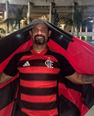 O ex-goleiro Bruno em frente ao Maracanã com a camisa do Flamengo
