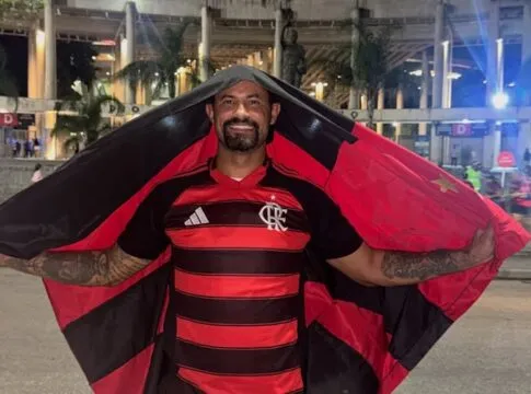 O ex-goleiro Bruno em frente ao Maracanã com a camisa do Flamengo