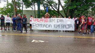 Torcida do Flamengo protesta contra diretoria após vice na Recopa Sul-Americana