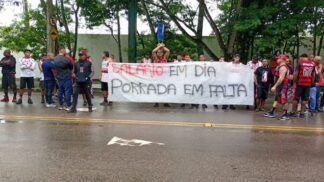 Torcida do Flamengo protesta contra diretoria após vice na Recopa Sul-Americana