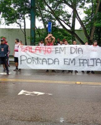 Torcida do Flamengo protesta contra diretoria após vice na Recopa Sul-Americana