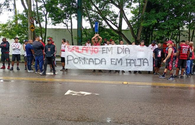 Torcida do Flamengo protesta contra diretoria após vice na Recopa Sul-Americana