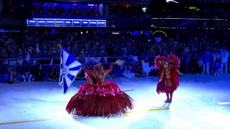 Ao lado do mestre-sala Claudinho, ela comemora 30 anos defendendo o pavilhão da Beija-Flor, consolidando uma das parcerias mais longevas e vitoriosas do Carnaval carioca. O casal é símbolo de elegância, sintonia e tradição na azul e branca de Nilópolis (Foto: Reprodução/Globo)