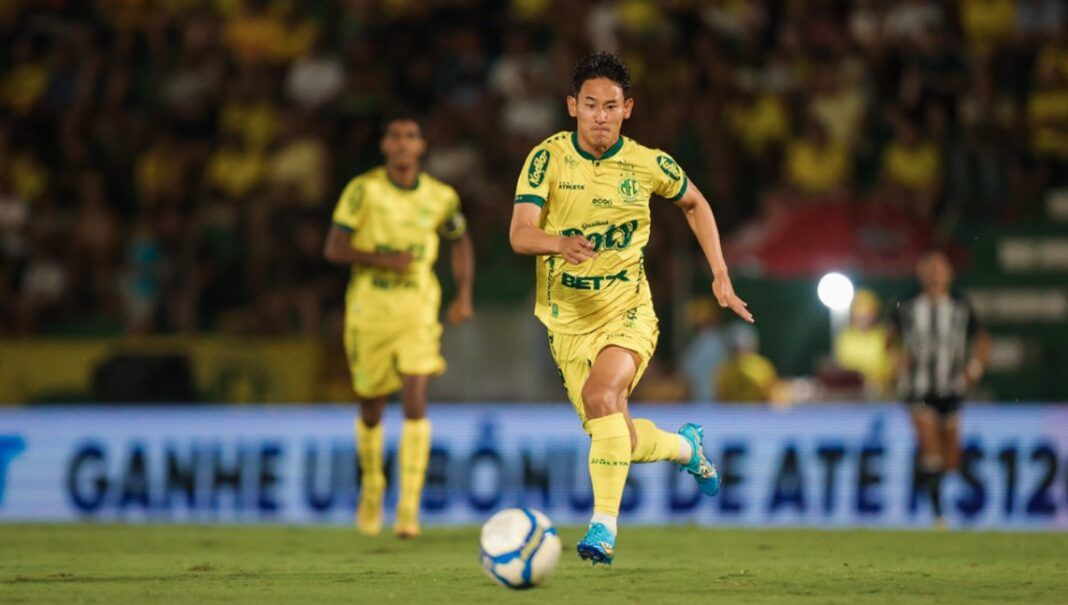 Chico, do Mirassol, com a bola dominada