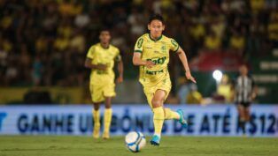 Chico, do Mirassol, com a bola dominada