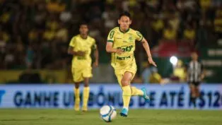 Chico, do Mirassol, com a bola dominada