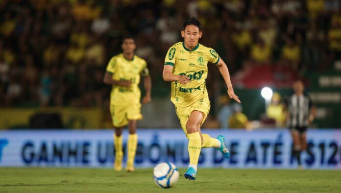 Chico, do Mirassol, com a bola dominada