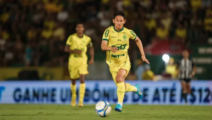 Chico, do Mirassol, com a bola dominada