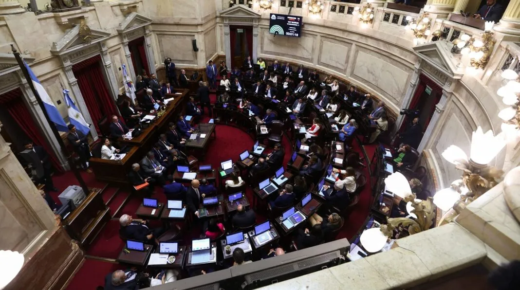 O Senado argentino realiza uma sessão para discutir a lei de reforma trabalhista proposta pelo governo libertário do presidente Javier Milei, com o objetivo de atrair investimentos e reativar o crescimento, mas que, segundo os sindicatos, representará um retrocesso nos direitos dos trabalhadores. A reunião ocorreu em Buenos Aires, Argentina. (Foto: Matias Baglietto/Reuters)