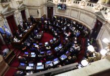 O Senado argentino realiza uma sessão para discutir a lei de reforma trabalhista proposta pelo governo libertário do presidente Javier Milei, com o objetivo de atrair investimentos e reativar o crescimento, mas que, segundo os sindicatos, representará um retrocesso nos direitos dos trabalhadores. A reunião ocorreu em Buenos Aires, Argentina. (Foto: Matias Baglietto/Reuters)