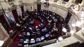 O Senado argentino realiza uma sessão para discutir a lei de reforma trabalhista proposta pelo governo libertário do presidente Javier Milei, com o objetivo de atrair investimentos e reativar o crescimento, mas que, segundo os sindicatos, representará um retrocesso nos direitos dos trabalhadores. A reunião ocorreu em Buenos Aires, Argentina. (Foto: Matias Baglietto/Reuters)