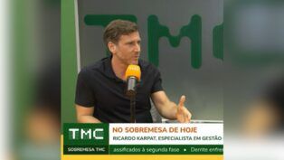 Especialista em condomínio gesticula durante entrevista no estúdio