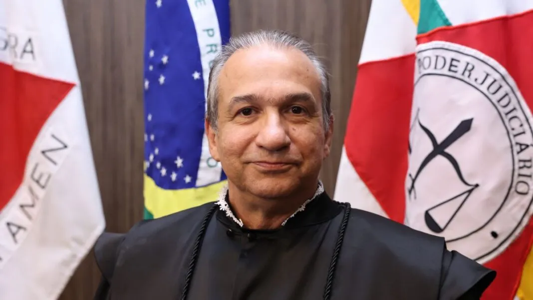 Juiz Juarez Rodrigues posa para foto no TJ-MG