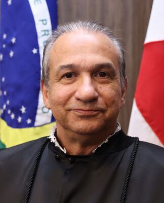 Juiz Juarez Rodrigues posa para foto no TJ-MG
