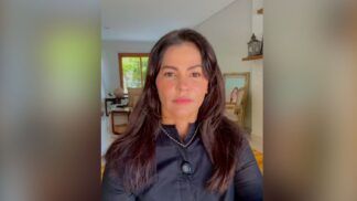 Suzana Alves, vestida com roupa escura, faz video em sua casa