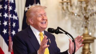 Donald Trump gesticula enquanto faz discurso