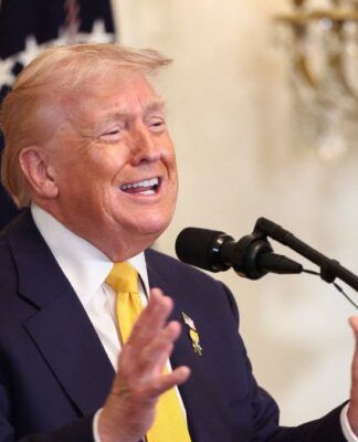 Donald Trump gesticula enquanto faz discurso