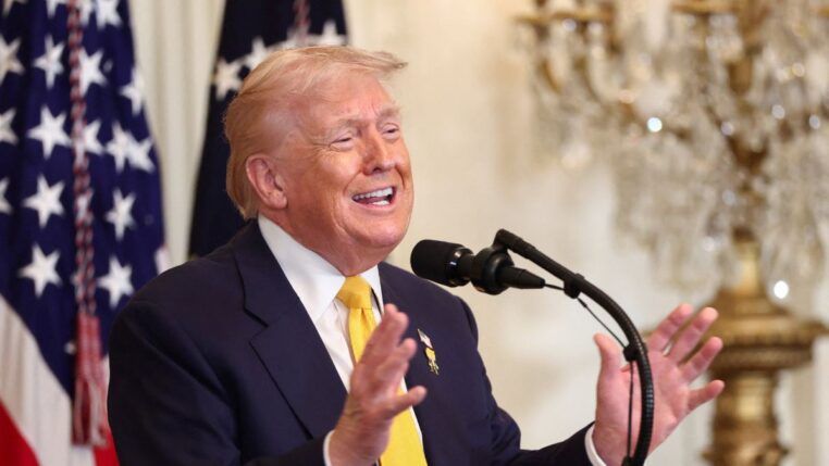 Donald Trump gesticula enquanto faz discurso