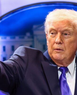 Donald Trump aponta o dedo durante entrevista coletiva na Casa Branca