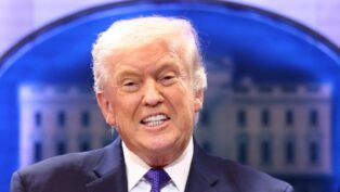 Donald Trump discursa ao microfone na Casa Branca