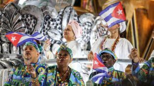 Foliões da escola de samba Paraíso do Tuiuti se apresentam no Carnaval do Rio de Janeiro (Foto: Pilar Olivares/Reuters)
