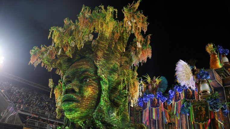 A Unidos da Tijuca encerrou as apresentações do grupo especial do carnaval carioca com um enredo em homenagem à escritora Carolina Maria de Jesus. (Foto: Pilar Olivares/Reuters)