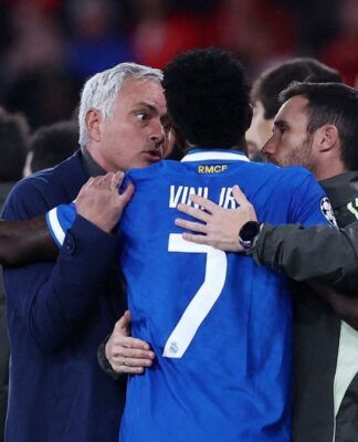 José Mourinho ao lado de Vinicius Jr.