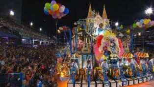 Desfile de carro alegórico na Sapucaí