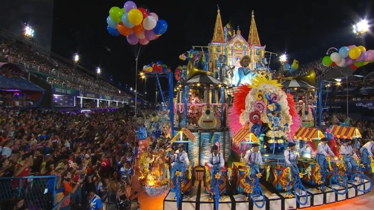 Desfile de carro alegórico na Sapucaí