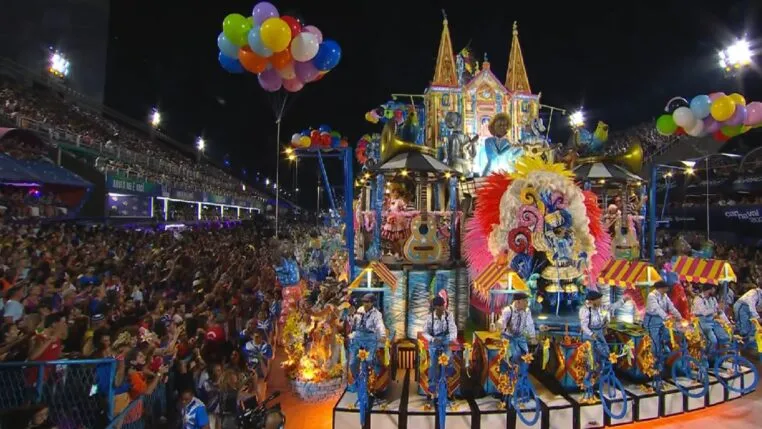 Desfile de carro alegórico na Sapucaí