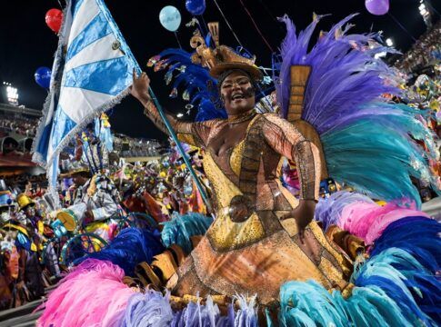 Folião da escola de samba Unidos de Vila Isabel se apresenta no Sambódromo durante o Carnaval do Rio de Janeiro. (Foto: Tita Barros/Reuters)
