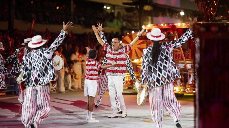Viradouro leva o enredo "Pra Cima, Ciça", criado pelo carnavalesco Tarcisio Zanon, para homenagear pela primeira vez um integrante de escola de samba ainda em vida. (Foto: Ricardo Moraes/Reuters)
