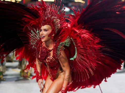 A Rainha de Bateria Virginia Fonseca, da escola de samba Grande Rio, se apresenta durante o Carnaval do Rio de Janeiro (Foto: Pilar Olivares/Reuters)