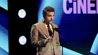 Wagner Moura fala ao microfone durante cerimônia de premiação nos EUA