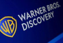 Logo da Warner num painel