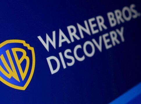 Logo da Warner num painel