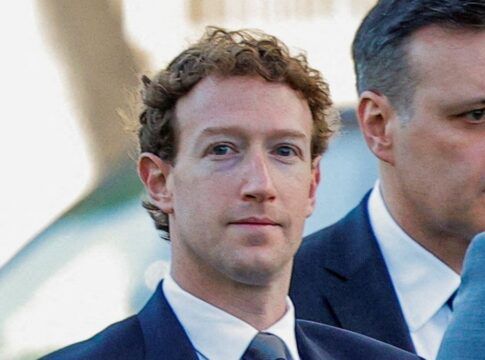 Mark Zuckerberg se encaminha ao tribunal onde participa de julgamento