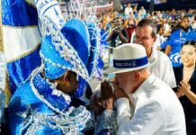 Lula e sambista durante desfile da escola de samba Acadêmicos de Niterói