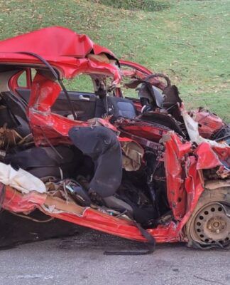 Colisão frontal entre carro e carreta mata cinco pessoas no interior de Goiás