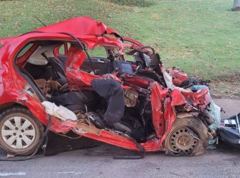 Colisão frontal entre carro e carreta mata cinco pessoas no interior de Goiás