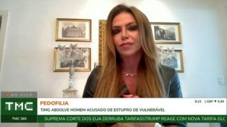 Advogada concede entrevista online de sua casa