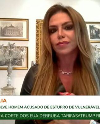 Advogada concede entrevista online de sua casa