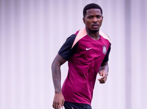 Cacá retoma negociações com o Athletico-PR e pode deixar o Corinthians